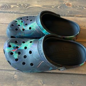Crocs-black tie dye